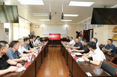 信陽市上天梯非金屬礦管理區(qū)領(lǐng)導(dǎo)蒞臨我校開展技術(shù)交流考察